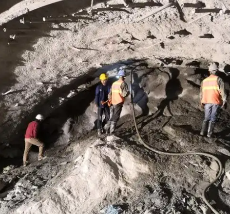 钦北隧道拱顶带模注浆料，微膨胀注浆料的特点及施工工艺